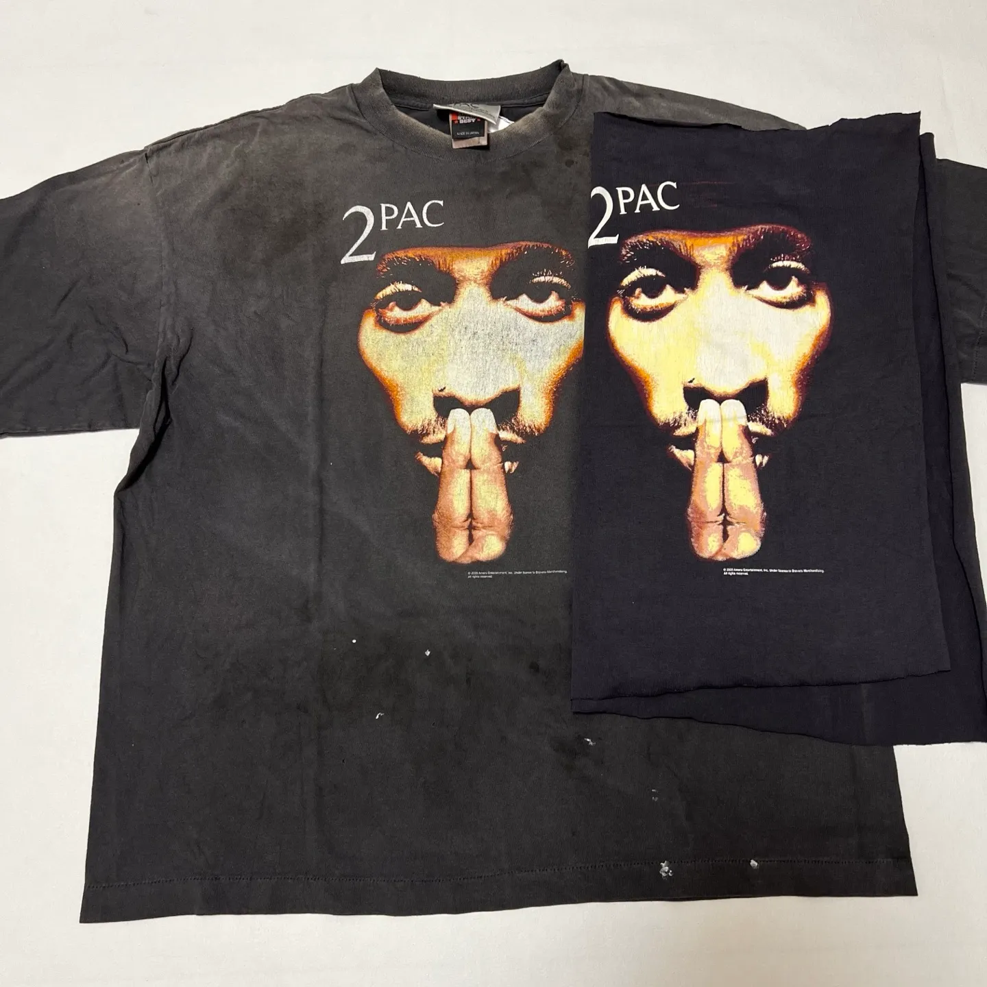 Printing proofing SAINT Mxxxxxx × 2PAC 2PC_SS TEE/2PAC/BLK 2PAC co-branded model 2PAC character TEE washed black S-XL A blockbuster co-branded project by the legendary hip-hop artist 2PAC The printing part refers to the iconic graphics on the cover of 2PAC's albums "R U Still Down" and "Shakur" The entire garment is re-washed and distressed/hole-processed Printing cracked effect New Vintage ceiling 2PAC fans must deposit money